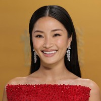 Anna Sawai tampil dengan gaya sleek dan bagian tengah, dipadukan dengan bibir beige yang elegan. Sang makeup artist Yukari Obayashi Bush membuat kulit Anna menjadi lebih flawless dengan Dior Forever Skin Perfect Multi-Use Foundation Stick dan membentuk dimensi dengan produk contour dari Dior. Malam itu, Anna dirias serba Dior termasuk blush dan lipstik. Foto: Getty Images