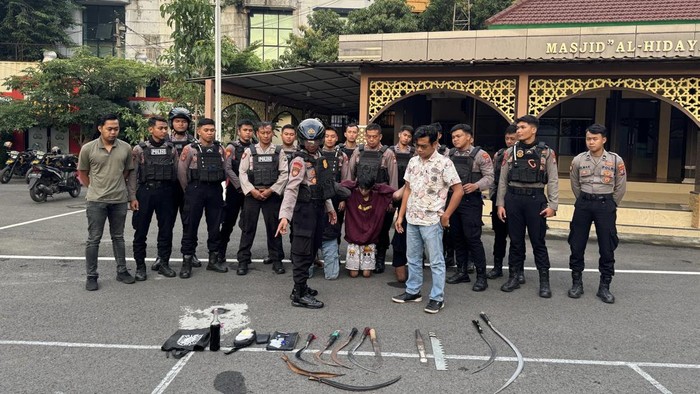 Gangster diamankan di Surabaya Utara.