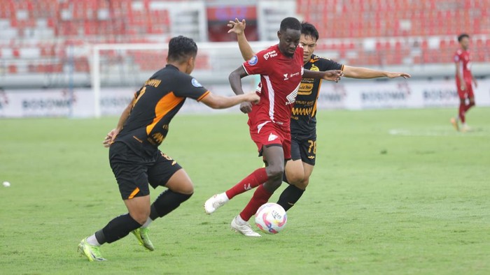 Gelandang PSM Makassar Latyr Fall berusaha melewati pemain Persija Jakarta Witan Sulaeman dan Rio Fahmi dalam laga Liga 1 2024/2025 di Stadion Kapten I Wayan Dipta.