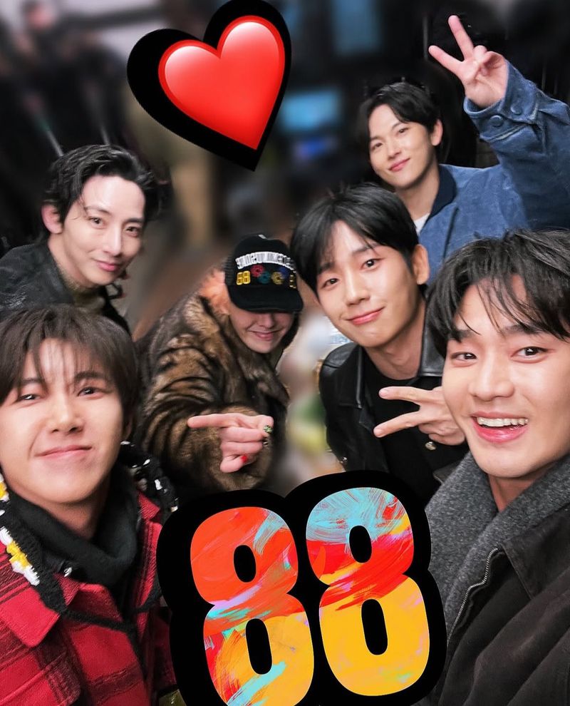 Geng aktor kelahiran 1988 Kim Soo Hyun, Jung Hae In, Lee Soo Hyuk, Im Siwan, dan Hwang Kwanghee berkumpul bersama G-Dragon BIGBANG