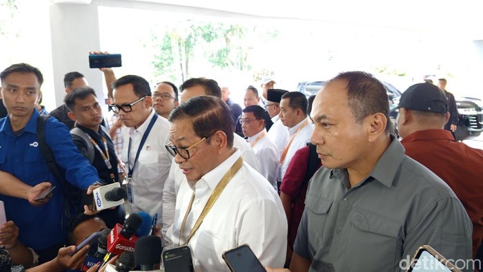 Gubernur DKI Jakarta Pramono Anung tiba di lokasi retret Akmil Magelang, Senin (24/2/2025).