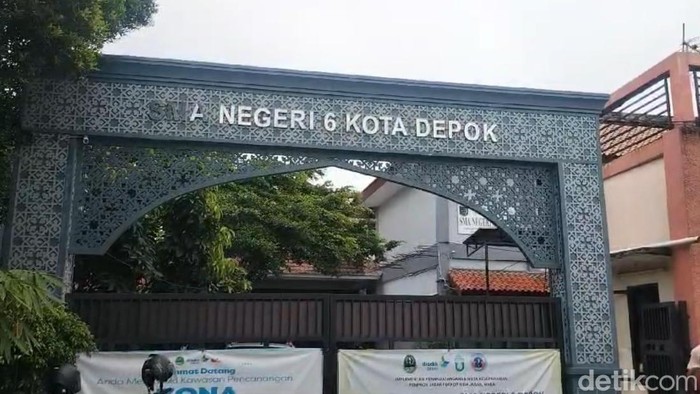 Gubernur Jabar Dedi Mulyadi mencopot Kepala SMA Negeri 6 Depok lantaran kegiatan karyawisata (study tour). SMAN 6 Depok buka suara terkait masalah tersebut. (Devi Puspitasari/detikcom)