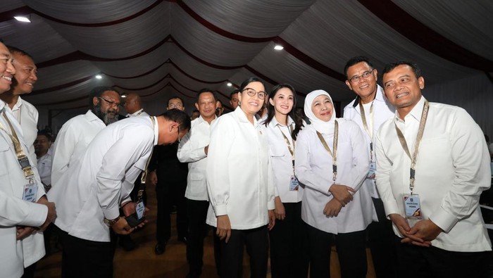 Gubernur Jatim Khofifah Indar Parawansa bersama Menkeu Sri Mulyani Indrawati saat retret di Magelang.