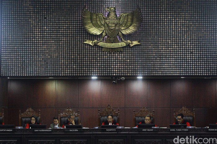 Sembilan hakim konstitusi membacakan secara bergantian putusan 40 gugatan perselisihan hasil pilkada (PHP) di gedung MK, Jakarta, Senin (24/2/2025). Sebelumnya,  310 perkara pilkada diregistrasi oleh MK. Sebanyak 270 perkara telah dibacakan dalam putusan dismissal pada pada 4-5 Februari 2025.