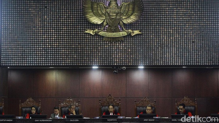 Sembilan hakim konstitusi membacakan secara bergantian putusan 40 gugatan perselisihan hasil pilkada (PHP) di gedung MK, Jakarta, Senin (24/2/2025). Sebelumnya, 310 perkara pilkada diregistrasi oleh MK. Sebanyak 270 perkara telah dibacakan dalam putusan dismissal pada pada 4-5 Februari 2025.