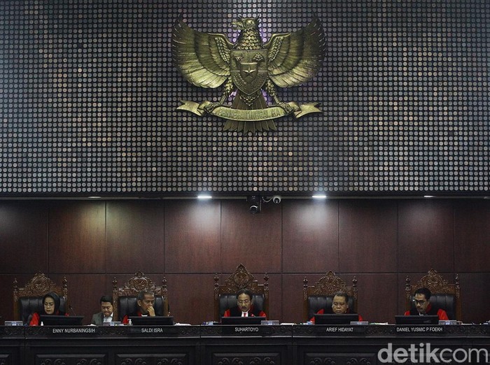 Sembilan hakim konstitusi membacakan secara bergantian putusan 40 gugatan perselisihan hasil pilkada (PHP) di gedung MK, Jakarta, Senin (24/2/2025). Sebelumnya,  310 perkara pilkada diregistrasi oleh MK. Sebanyak 270 perkara telah dibacakan dalam putusan dismissal pada pada 4-5 Februari 2025.