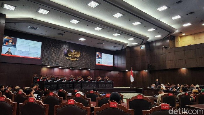 Sembilan hakim konstitusi membacakan secara bergantian putusan 40 gugatan perselisihan hasil pilkada (PHP) di gedung MK, Jakarta, Senin (24/2/2025). Sebelumnya,  310 perkara pilkada diregistrasi oleh MK. Sebanyak 270 perkara telah dibacakan dalam putusan dismissal pada pada 4-5 Februari 2025.