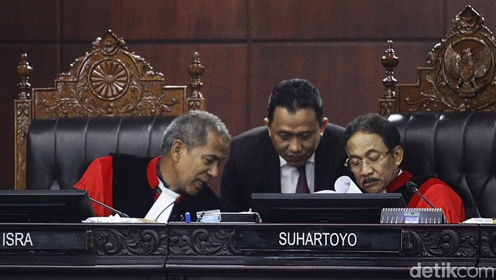 Sembilan hakim konstitusi membacakan secara bergantian putusan 40 gugatan perselisihan hasil pilkada (PHP) di gedung MK, Jakarta, Senin (24/2/2025). Sebelumnya, 310 perkara pilkada diregistrasi oleh MK. Sebanyak 270 perkara telah dibacakan dalam putusan dismissal pada pada 4-5 Februari 2025.