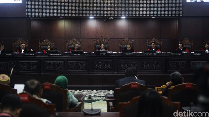 Sembilan hakim konstitusi membacakan secara bergantian putusan 40 gugatan perselisihan hasil pilkada (PHP) di gedung MK, Jakarta, Senin (24/2/2025). Sebelumnya,  310 perkara pilkada diregistrasi oleh MK. Sebanyak 270 perkara telah dibacakan dalam putusan dismissal pada pada 4-5 Februari 2025.