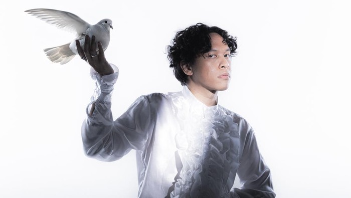Hindia merilis mixtape Doves, 25 on Black Canvas pada 24 Februari 2025.