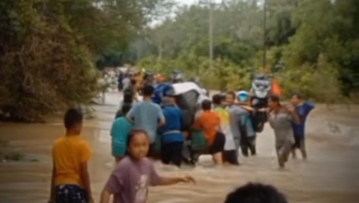 Hujan deras di OKU Timur sebabkan banjir di beberapa wilayah.
