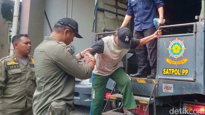 HW saat dipapah turun dari truk Satpol-PP Pemkab Klaten, Senin (24/2/2025).