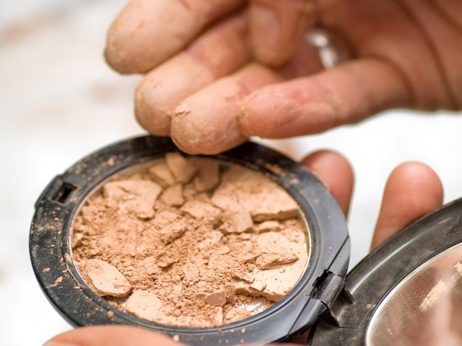 Ilustrasi Makeup Kedaluwarsa