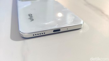 Dengan baterai berkapasitas besar 6500mAh, perangkat ini mampu bertahan hingga 3 hari dalam sekali pengisian daya, memastikan vivo Y29 dapat menemani aktivitas sehari-hari. Untuk hiburan tanpa batas, vivo Y29 mendukung 40,7 jam streaming video, 47,7 jam panggilan suara, 11 jam bermain game, dan 14 jam live streaming. Foto: (Panji Saputro/detikINET).