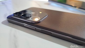 Salah satu keunggulan yakni menghapus objek dalam foto hanya dengan sekali sentuh mengandalkan teknologi AI Erase 2.0. Selain itu juga ada AI Circle to Search yang berguna untuk mencari informasi dengan hanya melingkari teks atau gambar di layar. Foto: (Panji Saputro/detikINET).