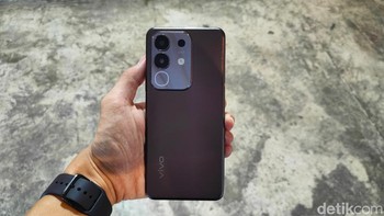 HP ini tersedia dalam beberapa varian, yaitu RAM 6GB/ROM 128GB, RAM 8GB/ROM 128GB, dan RAM 8GB/ROM 256GB. Foto: (Panji Saputro/detikINET).