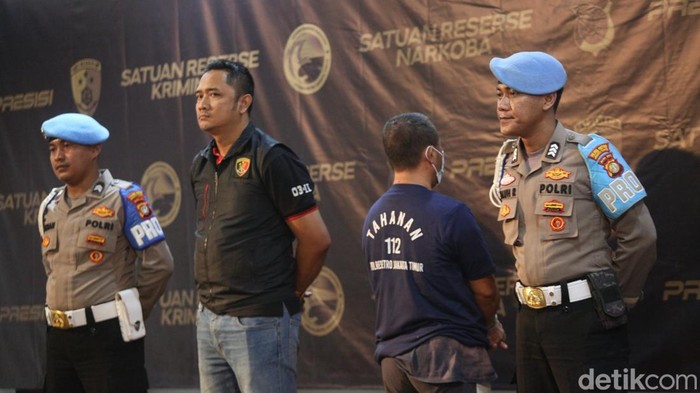 Ini Tampang Pria Bejat Pelaku Pencabulan ke Anak Tiri Polisi menangkap pelaku pencabulan dan pemerkosaan terhadap anak tirinya di Pulogadung, Jakarta Timur. Begini tampang pria bejat tersebut.