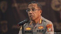 Korban dan pelaku tinggal bersama. Korban merupakan anak tiri pelaku. Pelaku ayah sambung korban, kata Kapolres Metro Jakarta Timur, Kombes Nicolas Ary Lilipaly kepada wartawan, Senin, 24 Februari.  