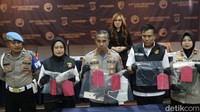 Sejumlah barang bukti diamankan dari pelaku.  