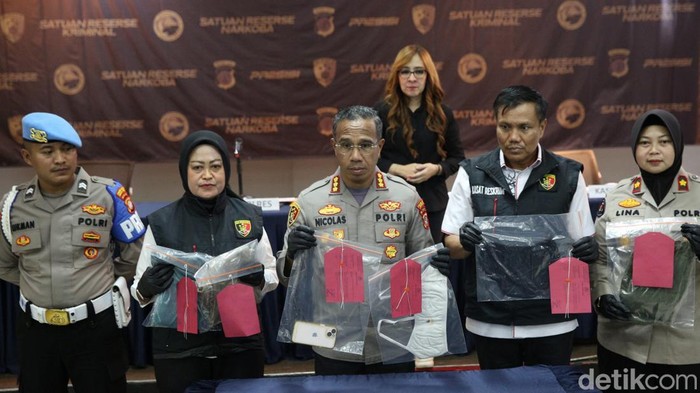 Polisi menangkap pelaku pencabulan dan pemerkosaan terhadap anak tirinya di Pulogadung, Jakarta Timur. Begini tampang pria bejat tersebut.
