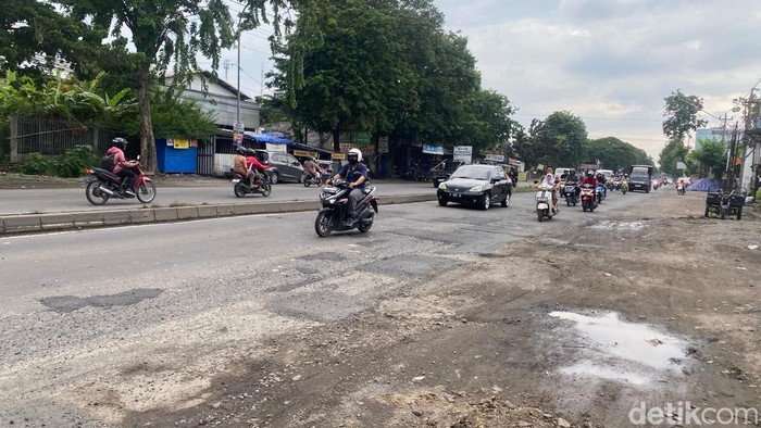 Kondisi ruas Jalan Brigjen Sudiarto, Kecamatan Pedurungan, Kota Semarang, yang berlubang dan kerap membuat pengendara jatuh, Rabu (22/1/2025).
