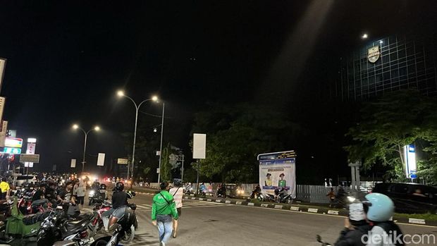 Polisi membubarkan massa di Jalan Urip Sumoharjo tepatnay di depan kampus Universitas Muslim Indonesia (UMI) Makassar.