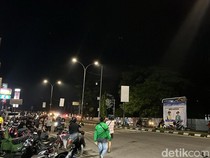 Polisi Bubarkan Massa Demo Indonesia Gelap di Depan Kampus UMI Makassar