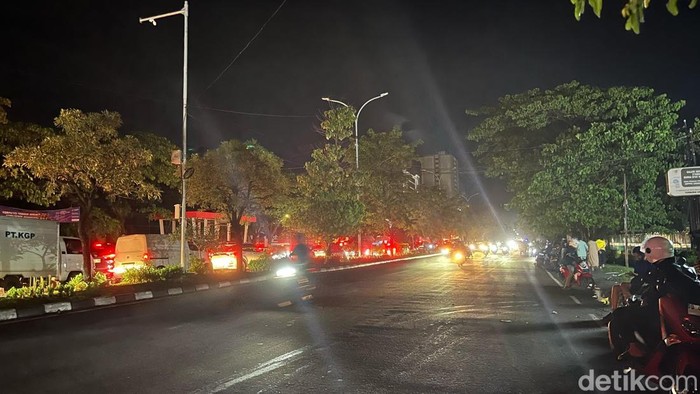 Arus lalu lintas (lalin) di Jalan Urip Sumoharjo, Makassar kembali normal usai massa demo dibubarkan.