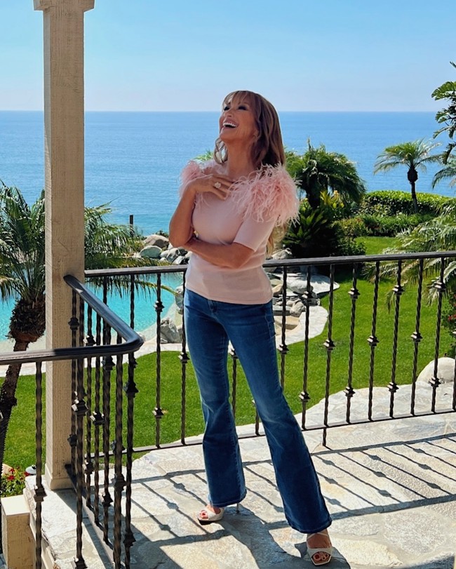 Menurutnya pola pikir diet hanya akan membuat seseorang merasa harus balas dendam. Karena itu, ia menganjurkan agar orang-orang menemukan makanan-makanan sehat yang disukai untuk dikonsumsi setiap hari.   Jika kamu merasa sedang diet, kamu akan kehilangan kendali, kamu akan cheat day. Tetapi jika kamu menemukan makanan sehat yang benar-benar kamu sukai, yang membuat kamu merasa baik, kamu tidak akan pernah merasa kekurangan.Foto: Instagram Jane Seymour