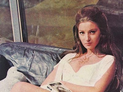 8 Potret Bond Girl Awet Muda di Usia 74 Tahun, Ungkap Tips Sehat Tanpa Diet