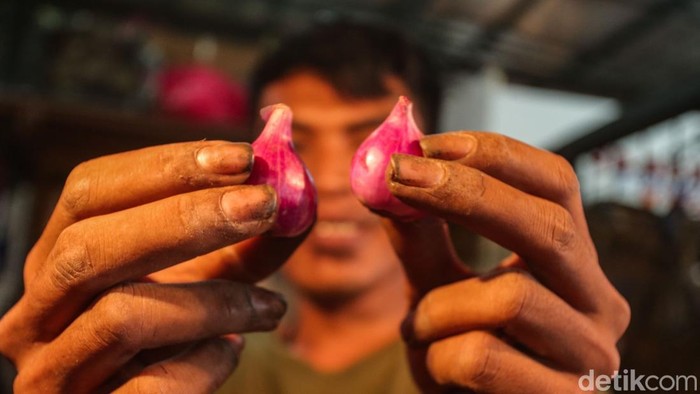 Jelang Ramadhan Harga Bawang Merah-Cabai Rawit Merah Merangkak Naik Jelang Ramadhan, harga bawang merah dan cabai rawit merangkak naik. Seperti terpantau di Pasar Induk Kramat Jati, Jakarta.