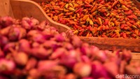 Jelang Ramadhan harga bahan pokok seperti bawang merah dan cabai rawit merah mulai merangkak naik.  