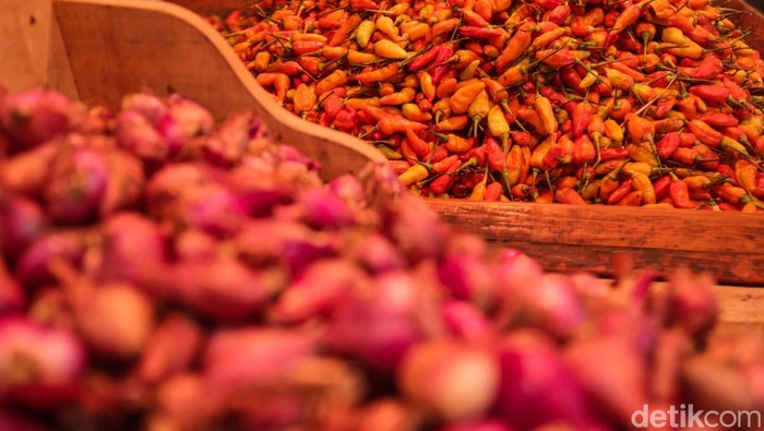 Jelang Ramadhan, harga bawang merah dan cabai rawit merangkak naik. Seperti terpantau di Pasar Induk Kramat Jati, Jakarta.