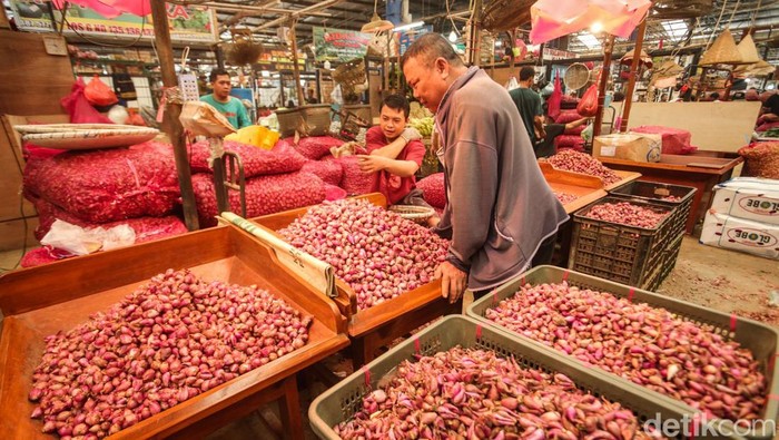 Jelang Ramadhan, harga bawang merah dan cabai rawit merangkak naik. Seperti terpantau di Pasar Induk Kramat Jati, Jakarta.