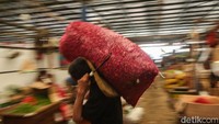 Diketahui saat ini harga bawang merah di Pasar Induk Kramat Jati dijual dengan harga Rp 30 - 35 ribu, harga itu naik dari normalnya Rp 25 ribu.