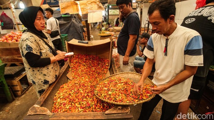 Jelang Ramadhan, harga bawang merah dan cabai rawit merangkak naik. Seperti terpantau di Pasar Induk Kramat Jati, Jakarta.