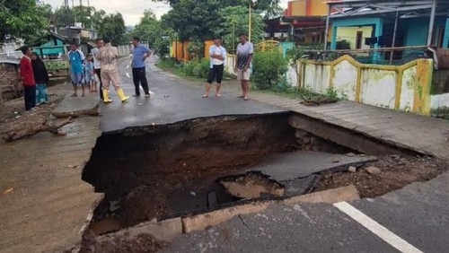 Jembatan amblas di Dompu, NTB, karena hujan deras, Senin (24/2/2025).