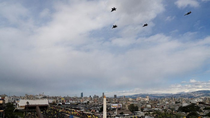 Jet Tempur Israel Terbang Rendah Awasi Pemakaman Pemimpin Hizbullah Nasrallah Israeli jets fly during the public funeral ceremony of Hezbollah leaders Hassan Nasrallah and Hashem Safieddine, who were killed in Israeli airstrikes last year, on the outskirts of Beirut, Lebanon February 23, 2025. REUTERS/Ali Allouch TPX IMAGES OF THE DAY