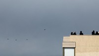 Kerumunan besar mengenang pemimpin Hizbullah yang terbunuh, Hassan Nasrallah, hampir lima bulan setelah ia tewas dalam serangan udara Israel dalam pukulan telak bagi kelompok yang didukung Iran tersebut. REUTERS/Mohamed Abd El Ghany  