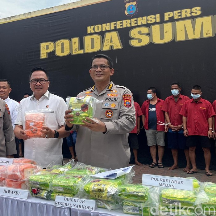 Kapolda Sumut Irjen Whisnu dan Dirresnarkoba Polda Sumut Kombes Yemi Mandagi saat paparan di Polda Sumut, Senin (24/2/2025). (Finta Rahyuni/detikSumut)