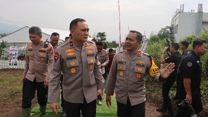 Kapolres Batu bersama Wakapolda Jatim melihat tanaman hasil program Pekarangan Pangan Lestari (P2L) di kawasan agroforestri UIN Kota Batu.