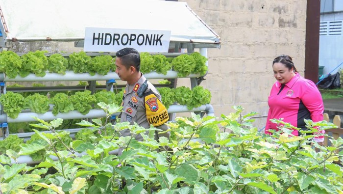 Kapolres Bojonegoro AKBP Mario Prahatinto didampingi istrinya, Nea meninjau pekarangan lestari