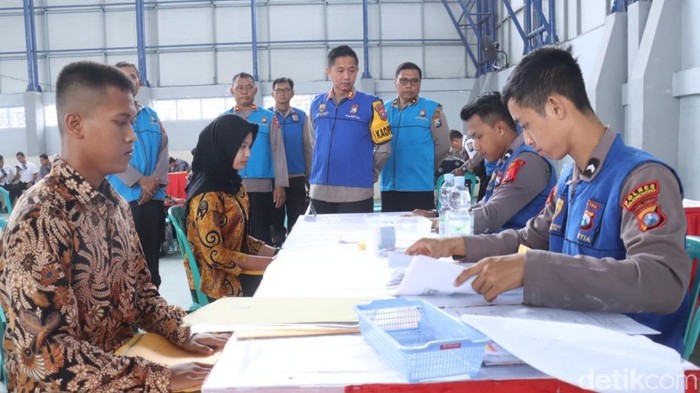Kapolres Bojonegoro AKBP Mario Prahatinto meninjau proses pendaftaran seleksi Polri 2025.