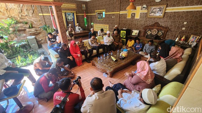 Kapolres Sukabumi AKBP Samian dengan keluarga korban dan warga di rumah salah satu tokoh masyarakat