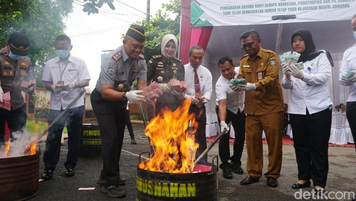 Kejari Jombang musnahkan barang bukti dari 115 perkara.