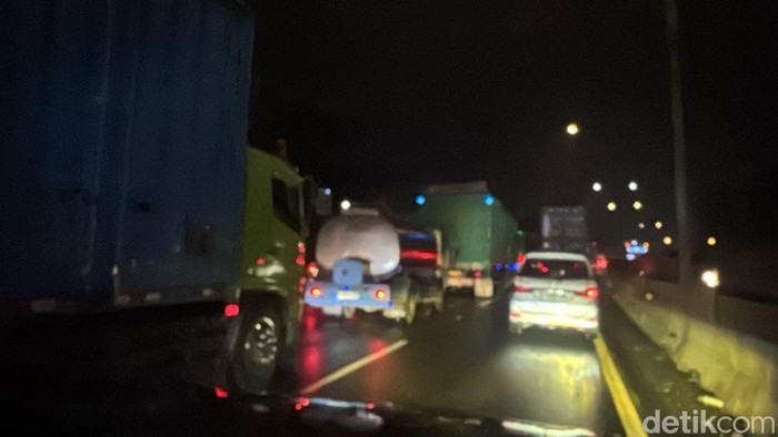 Kepadatan di KM 15 Tol Surabaya-Porong imbas truk terguling.