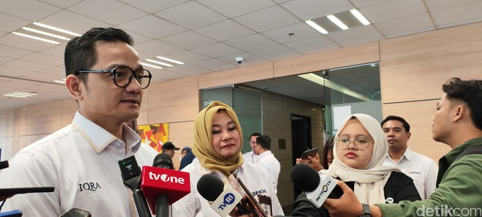 Kepala Badan Pelaksana BPKH Fadlul Imansyah dan Anggota Badan Pelaksana Sulistyowati usai acara konferensi pers Balik Kerja Bareng BPKH 2025 di Muamalat Tower, Jakarta Selatan, Senin (24/2/2025) (Foto: Anisa Rizki/detikHikmah)
