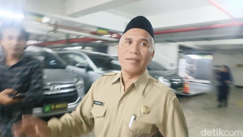 Kepala Badan Perencanaan Pembangunan Daerah (Bappeda) NTB, Iswandi, keluar dari ruang pemeriksaan Kejati NTB, Senin (24/2/2025).