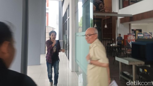 Kepala Bidang Standarisasi dan Perlindungan Konsumen Dinas Perdagangan Provinsi NTB, Muna`im, seusai keluar dari ruangan pemeriksaan Kejati NTB, Senin (24/2/2025).