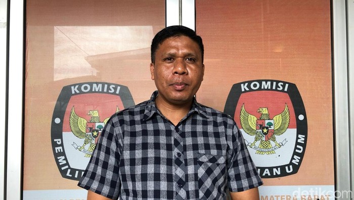 Ketua Divisi Sosdiklih, Parmas dan SDM KPU Sumbar, Jons Manedi (M. Afdal Afrianto/detikSumut)